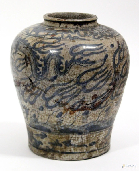 Vaso in maiolica dipinto a motivi di draghi, fondo chiaro, arte orientale, H 23 cm,(restauri.)