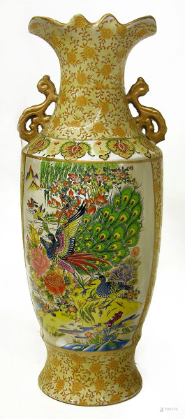 Vaso di vecchia manifatura giapponese in ceramica con raffigurazioni di pavoni e uccelli del Paradiso, altezza cm 60 