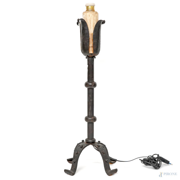 Lampada in ferro battuto, XX secolo, altezza cm 69, (difetti)