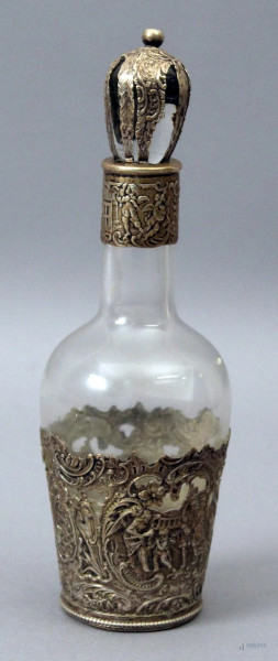 Boccetta in vetro rivestita in argento cesellato, H 20 cm, (difetto).