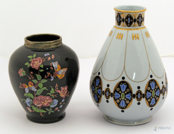 Lotto di due vasi in porcellana in stili diversi a decori policromi floreali, h. 25 cm 
