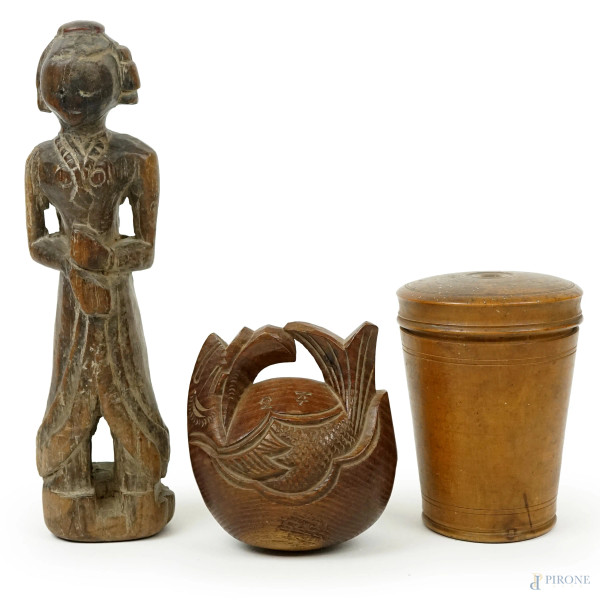 Lotto di tre oggetti in legno, di epoche diverse, alt. max cm 27, (difetti).