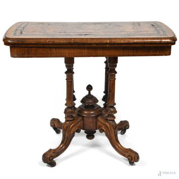 Tavolo da gioco in legno impiallacciato e intarsiato in vari essenze con piano apribile e rotante con piano rivestito in color avana, XX secolo, cm 75,5x91x45; aperto cm 75x91x90, (segni di usura, scalfiture, graffi, rotture, fessurazioni, difetti)