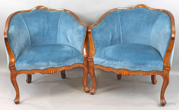 Coppia di poltrone a pozzetto, in noce intagliato, sedute e schienali imbottiti e rivestiti in velluto blu, altezza cm.78x69x65