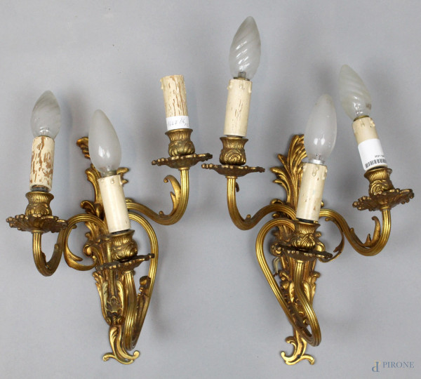 Coppia di appliques a tre luci in metallo dorato, decorate a ramages, altezza cm. 29, XX secolo, (difetti).