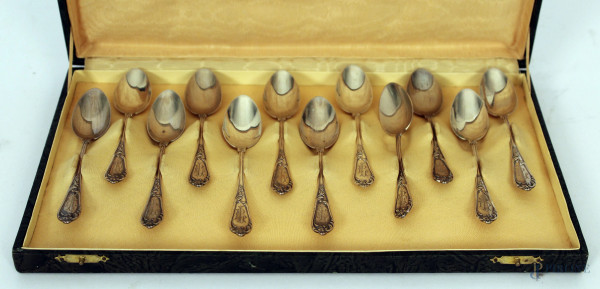 Servizio di dodici cucchiaini in argento con iniziali incise, gr. 248, completi di custodia.