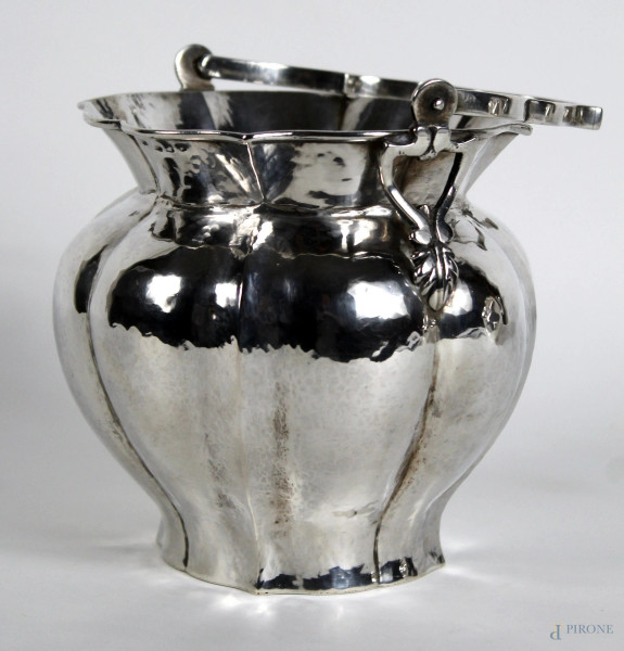 Secchiello in argento con manico di forma mistilinea, altezza cm. 13, gr. 370