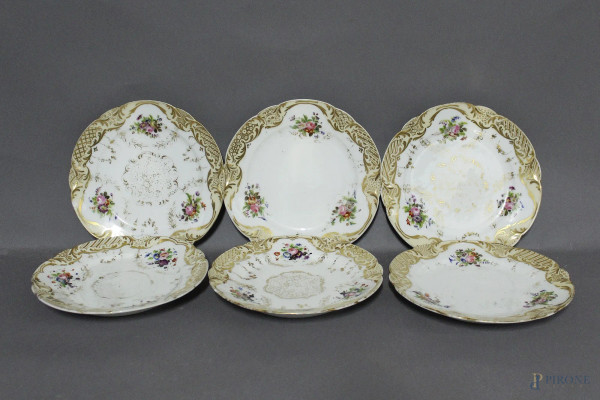 Lotto composto da sei piatti in porcellana bianca a decoro floreale con particolari dorati, Francia XIX sec., diametro 22,5 cm (sbeccature).