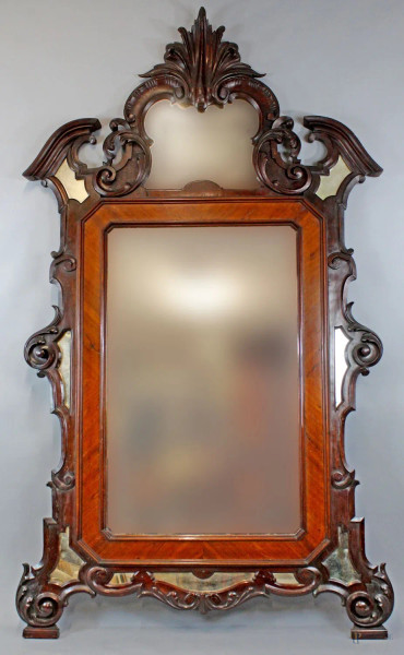Specchiera Luigi Filippo in noce, cornice di linea sagomata riccamente intagliata, cimasa a tre specchi, cm h 210x121
