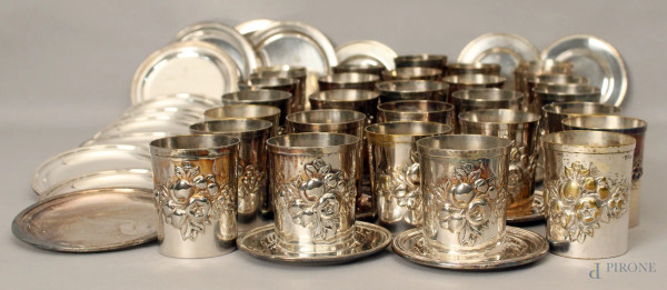 Lotto composto da trenta bicchieri in metallo argentato con fiori a rilievo con ventiquattro piattini d&#39;accompagno, H 9 cm, pezzi cinquantacinque.