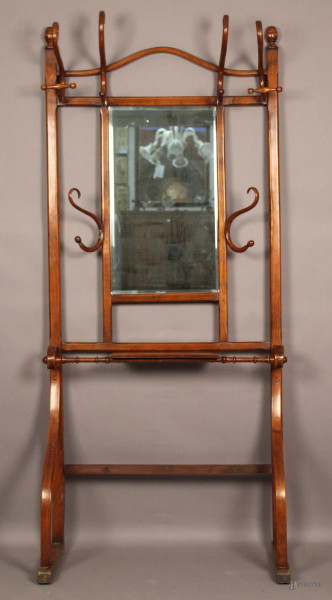 Appendiabiti tipo thonet in legno tinto a noce con specchio centrale, primi 900, h. 200x87x39 cm.