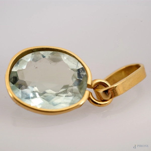 Ciondolo in oro 18 KT con pietra azzurra, peso gr. 1,7, cm 2,5x1,1