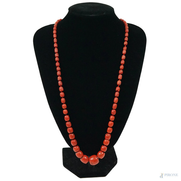 Collana in corallo rosso con chiusura in argento 925, a un filo di barilotti disposti a diradare, lunghezza cm 71,  peso gr. 63, (difetti)