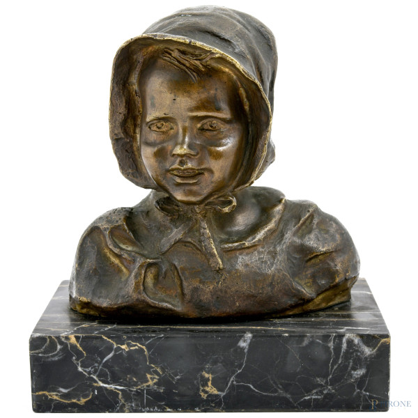 Scultura in bronzo con base in marmo raffigurante bambina con cappello, XX secolo, altezza cm 15