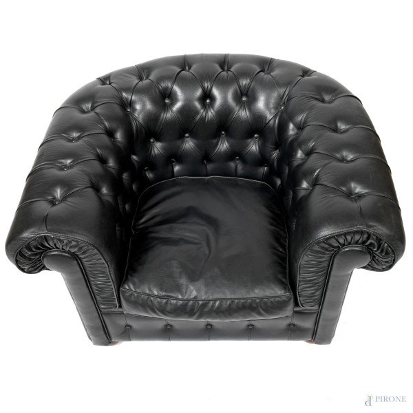 Coppia di poltrone Chesterfield in pelle nera bottonata, XX secolo, cm 70x106x80, (graffi alla pe...