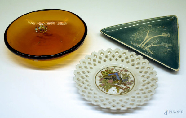 Lotto composto da piatto tondo in vetro La Murrina, piatto triangolare in porcellana Weihnocht 1962 (restauri) e piattino traforato in porcellana giapponese Kutani