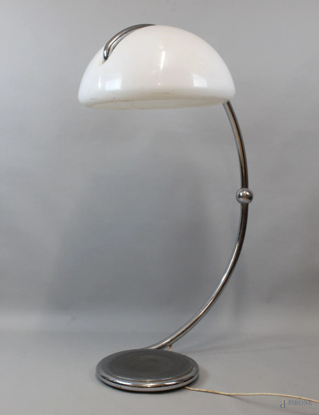 Lampada di design in metallo cromato, cm h 121, (segni del tempo).