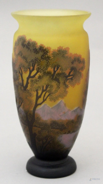 Vasetto in vetro sabbiato a decoro di paesaggi, tipo Gall&#233;, altezza 21,5 cm.