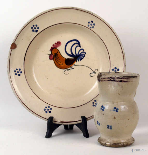 Lotto di un piatto e un versatoio in ceramica smaltata con decori policromi, Puglia, XX secolo, cm h 15,5, (difetti)