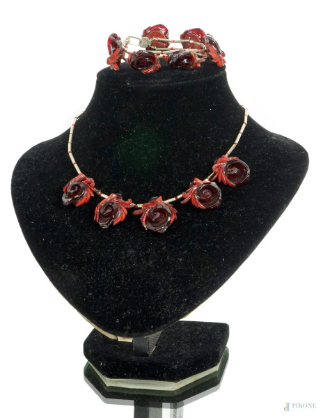 Una collana ed un bracciale con rose in vetro bordeaux ed altre applicazioni, lunghezza max cm 22, (segni di utilizzo).