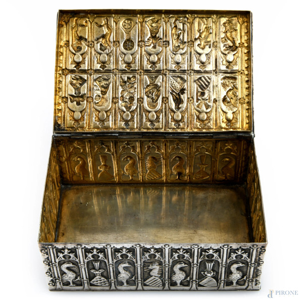 Cofanetto in argento riccamente lavorato a cesello e sbalzo con animali fantastici, XX secolo, cm...