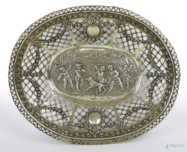 Cestino in argento traforato, di forma ovale, cavetto decorato a sbalzo con putti, cm 5x28,5x23,5, inizi XX secolo, peso gr 356