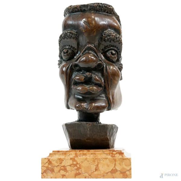 Testa d'uomo, scultura in legno intagliato, cm h 34,XX secolo,  base in marmo.