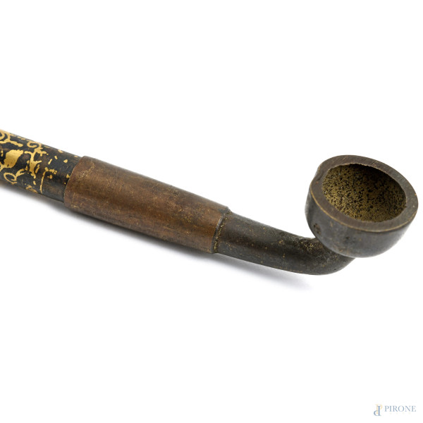 Lotto di sette pipe mediorientali in metallo, XX secolo, lunghezza massima cm 38, (segni di usura...