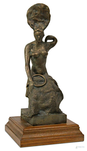 Ugo Attardi - Penelope, scultura in bronzo poggiante su base in legno, H 25 cm.