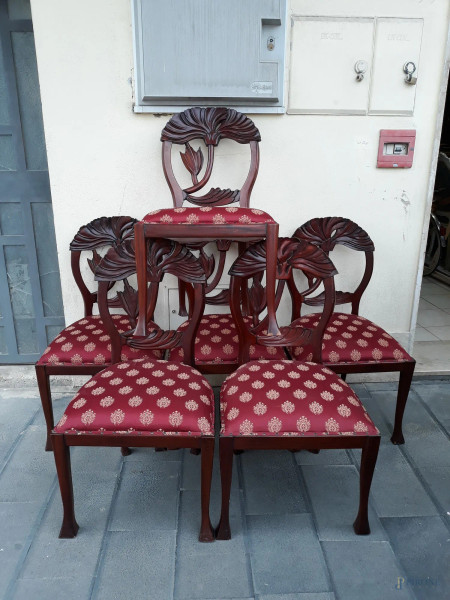 Lotto di sei sedie in mogano con dorsali intagliati e sedili in stoffa.