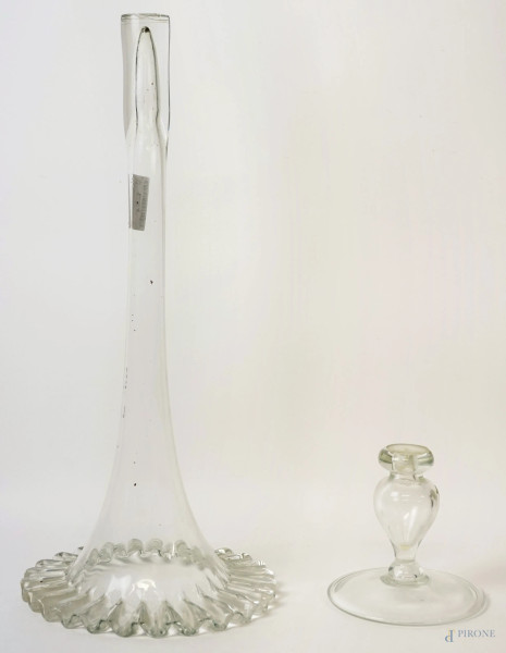Vaso in vetro trasparente con lungo collo terminante a bordo smerlato, XX secolo, cm h 78 circa, (difetti, base rotta)
