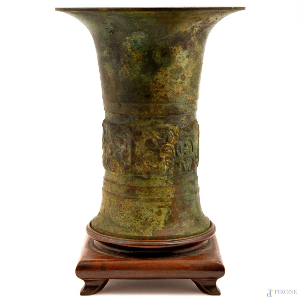 Vaso a tromba in bronzo su base in legno, cm 28x19,5, (difetti)