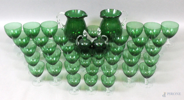 Servizio di bicchieri in cristallo verde, composto da: 11 bicchieri da acqua, 11 calici da vino rosso, 9 calici da vino bianco, 8 bicchierini da liquore, 2 brocche, un set per olio/aceto. Servizio incompleto, tot. 34 pz.