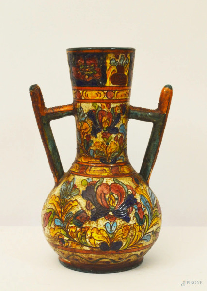 Vaso in maiolica a decoro policromo floreale, marcato Urbino, h. 25 cm.