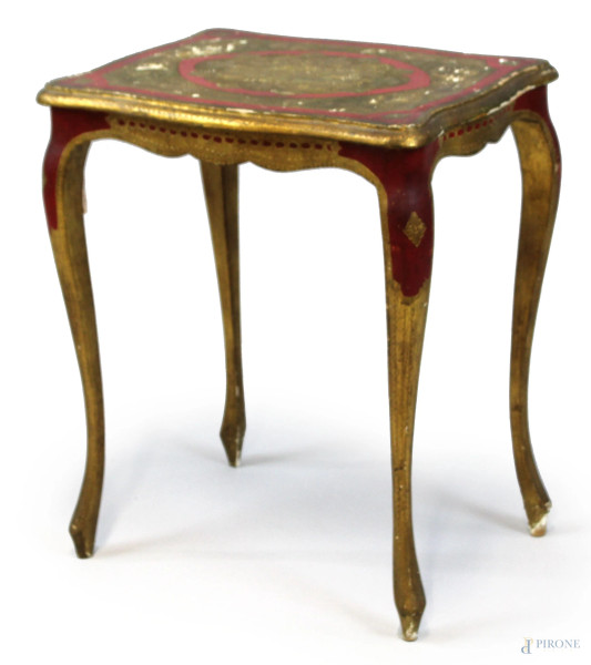 Basso tavolinetto in legno laccato e dorato con decori incisi, prima metà XX secolo, cm h 52x44x34, (usure del tempo)
