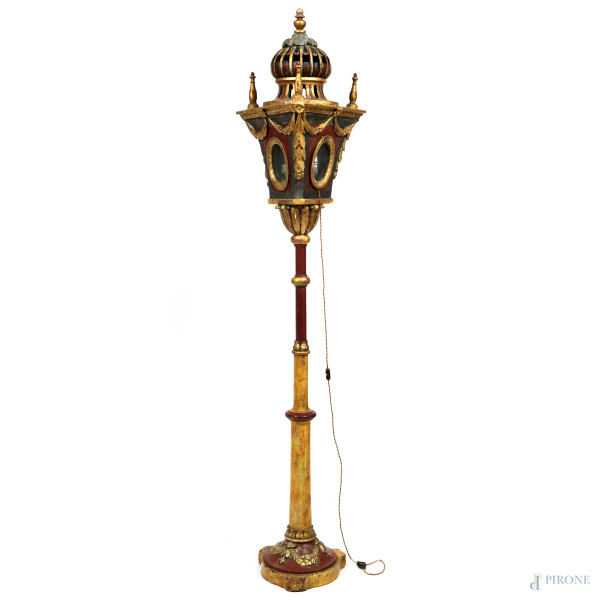 Lanterna da processione in legno intagliato, dipinto e dorato montato a lampada da terra, XVIII-XIX secolo, altezza cm 205, (scalfiture, perdita di colore e doratura, da revisionare)
