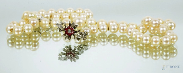 Collana di perle degradè, con chiusura in oro bianco, lunghezza cm 51,5