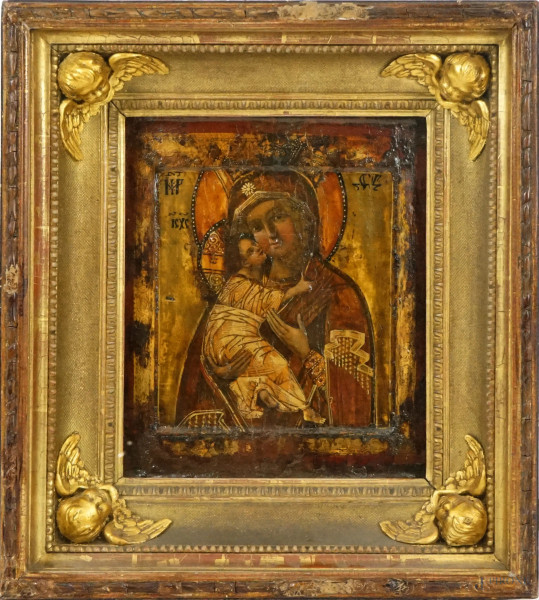 Antica icona raffigurante Madonna con Bambino, tempera su tavola, cm 30x26,5 circa, entro teca con sportello a vetro e cornice in legno intagliato e dorato decorata da cherubini, ingombro totale cm 14x48x42,5, (difetti e restauri).