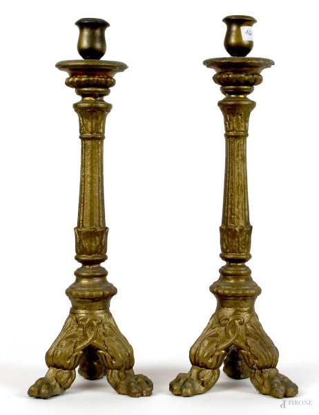 Coppia di candelieri in ghisa, fusti scanalati, gambe a zampa ferina, altezza cm 36,5, XIX secolo