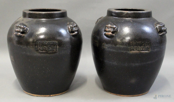 Coppia di vasi in ceramica invetriata con quattro teste zoomorfe a rilievo, altezza cm 33, timbri sul lato