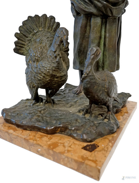 Scultura in bronzo rappresentante una contadina con due tacchini, base in marmo, XX secolo, altez...