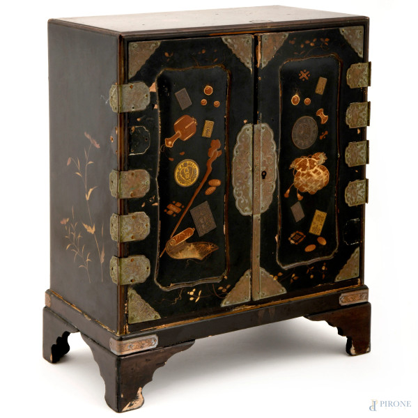 Kodansu in legno laccato nero, con ante a battente e struttura a più cassetti interni, XX secolo, cm 30x24x14