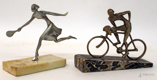 Lotto composto da due sculture in metallo, raffiguranti ciclista e tennista, poggianti su basi in marmo.