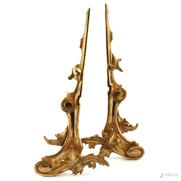 Coppia di elementi decorativi a volute vegetali in legno intagliato e dorato, XX secolo, cm 67,5x29,5, (segni di usura, cadute di doratura, rotture)