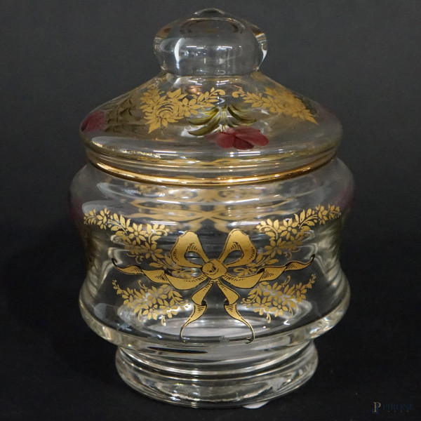 Cofanetto in vetro trasparente con decori a festoni e fiocchi dorati, fiori policromi dipinti a mano sul coperchio, cm h 13, firmato.