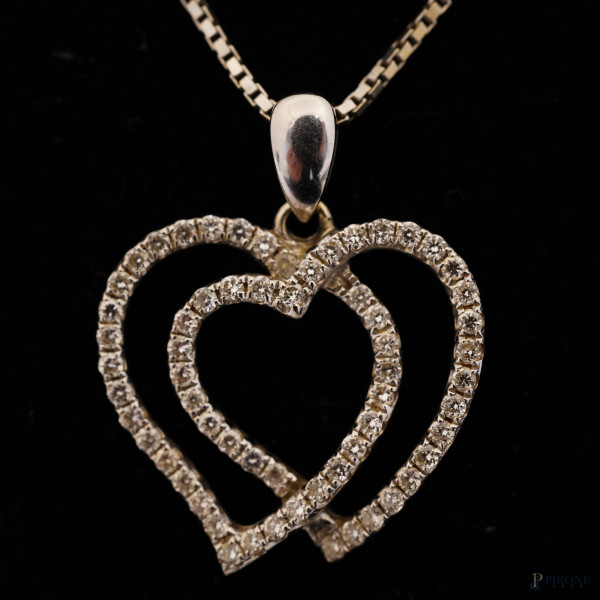 Collana in oro bianco con ciondolo composto da due cuori intersecati, lunghezza cm 47, peso gr 4,...