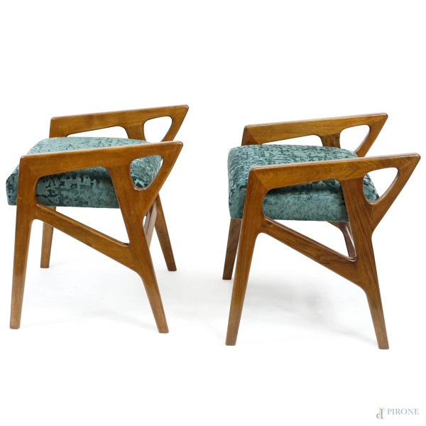 Coppia di sgabelli in legno di noce con seduta imbottita, XX secolo, cm 55,5x47x46