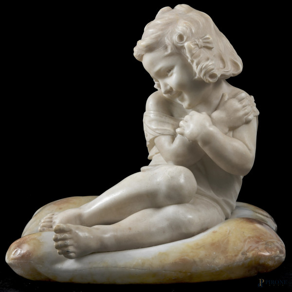 Emilio Fiaschi (1858-1941), Bambina adagiata sul cuscino, scultura in marmo e alabastro, firmato in basso, cm 37x33x37, (scalfiture, graffi, restauri, segni di usura)