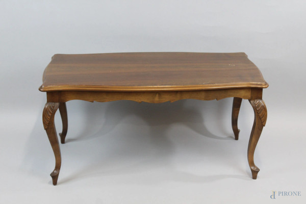 Basso tavolino di linea rettangolare in noce,  XX secolo, poggiante su quattro gambe mosse, cm 47x97x55, (difetti).
