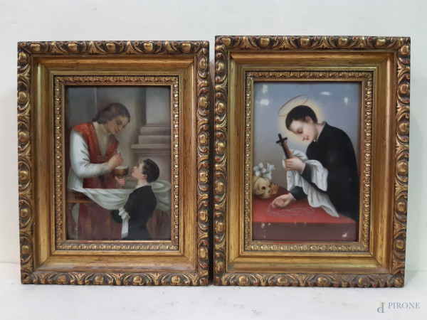 Lotto di due dipinti ad olio su mattonella raffiguranti scene sacre 12x18 cm in cornici intagliate e dorate.